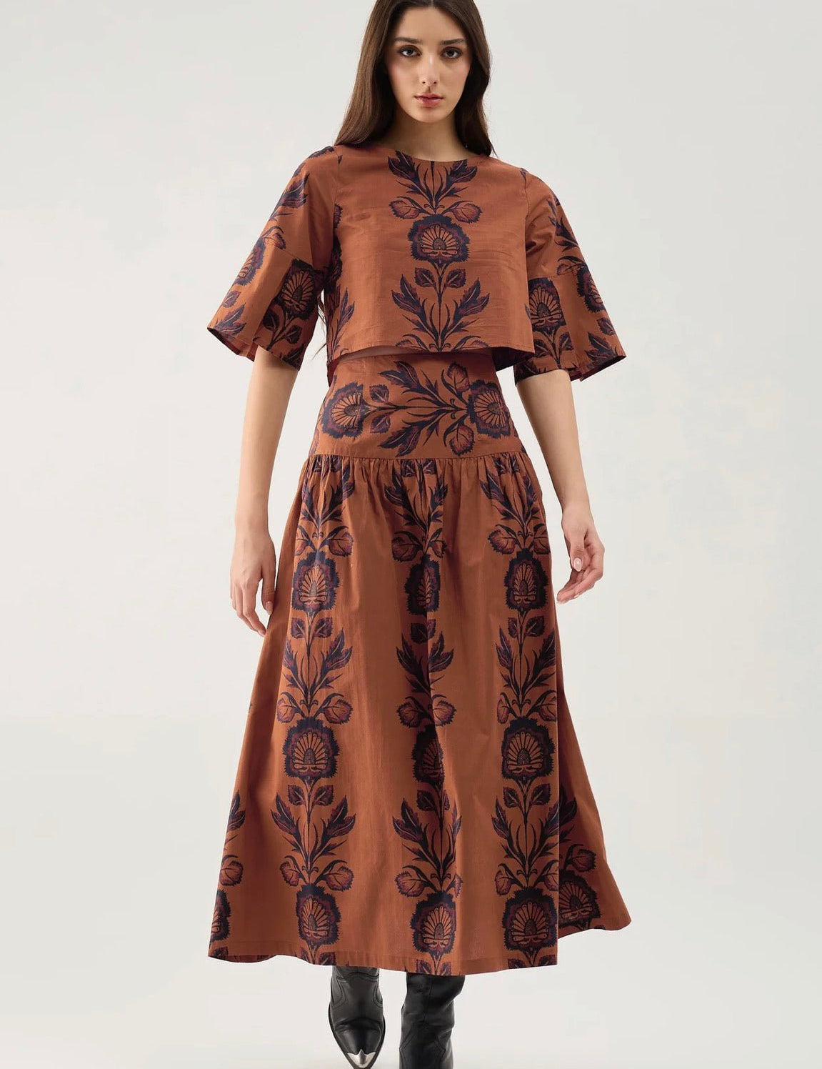 Back view of the Elizabeth London Top, a cocoa brown boxy pleated sleeve blouse – Lady & Tucker