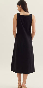 Close-up of the button front and flap pockets on the Monaco Dress